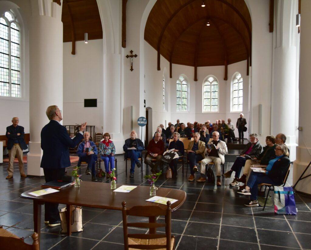 Wim van der Ros licht de excursie toe in het Oude Kerkje in Middelbeers op zaterdag 27 september 2025