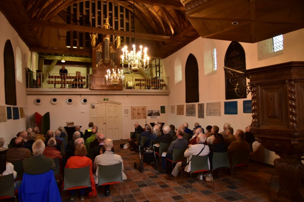 Toehoorders tijdens het concert door Henk Kooiker op het De Backer-orgel in het Boterkerkje in Oirschot, zaterdag 27 september 2025