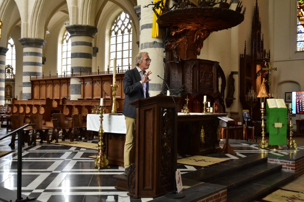 Dr. Frans Jespers geeft een toelichting op de resultaten van het onderzoek naar de orgelbouwersfamilie Smits, waarover 27 september 2025 het boek werd gepresenteerd in de Sint-Petrusbasiliek in Oirschot