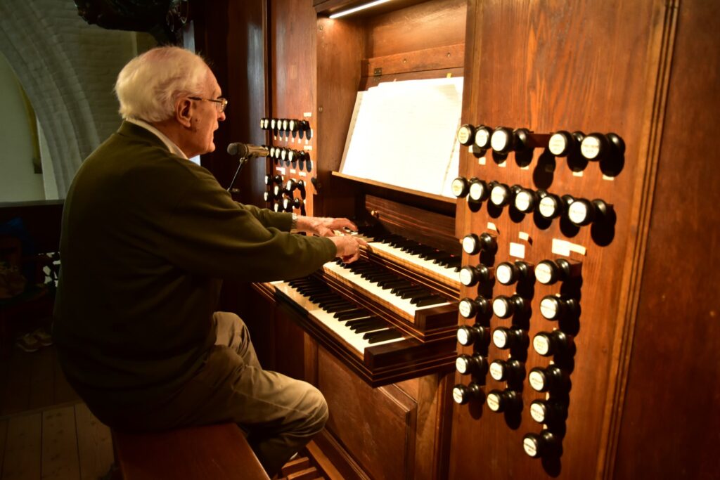 Gerard Hafkenscheid, die als organist nog heeft meegemaakt dat in 1977 dit Smits-orgel in Oirschot werd geplaatst, demonstreerde verscheidene opmerkelijke registers en combinaties