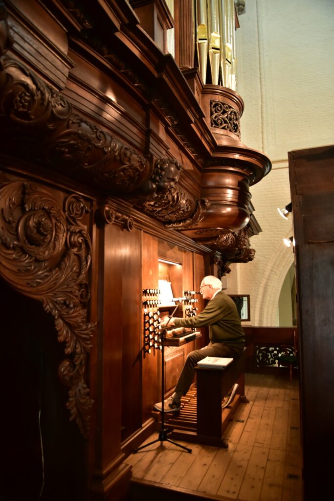 Gerard Hafkenscheid, die als organist nog heeft meegemaakt dat in 1977 dit Smits-orgel in Oirschot werd geplaatst, demonstreerde verscheidene opmerkelijke registers en combinaties